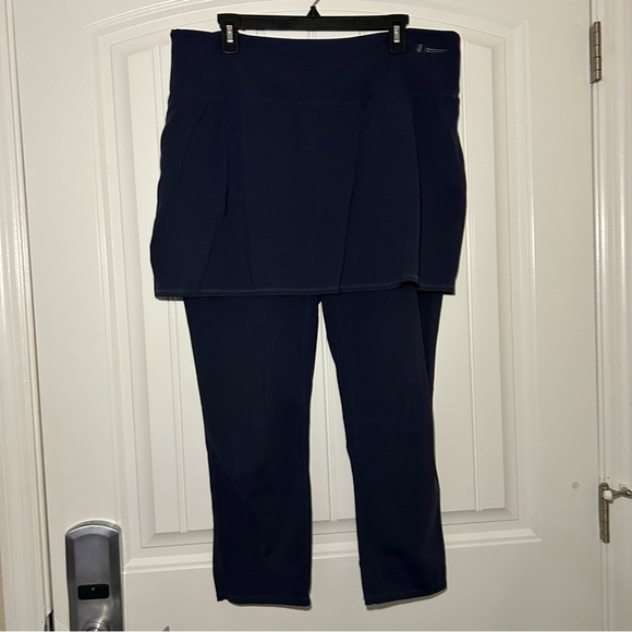 Zuda Navy Blue Athletic 2 in 1 Capris Size XL - Picture 1 of 9